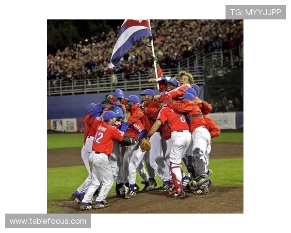 姆伯莫携手阿玛德赛后更衣室热舞全队欢庆胜利气氛燃爆全场