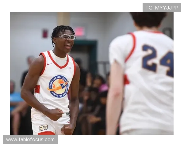 詹姆斯身穿布莱斯大学6号球衣观赛展现父亲的骄傲与支持